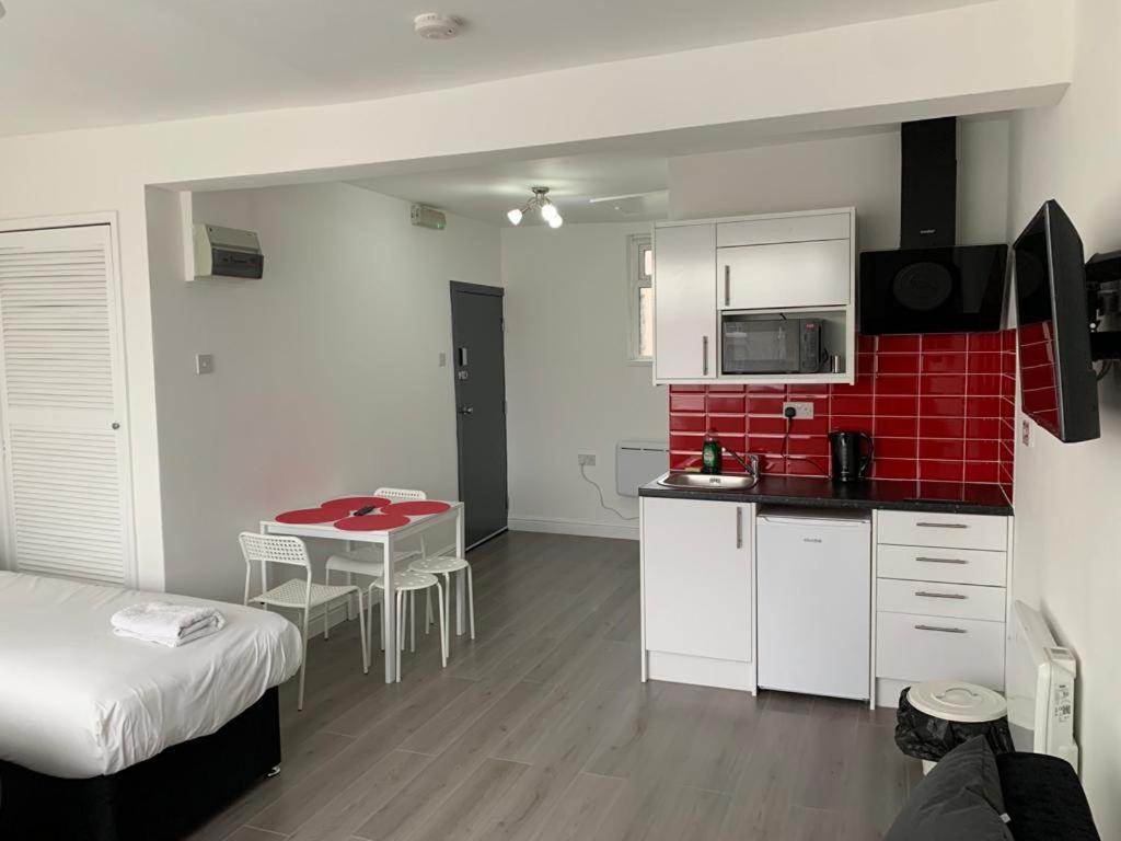 Comfortable - Cosy - Budget Studios In City Center Лондон Экстерьер фото